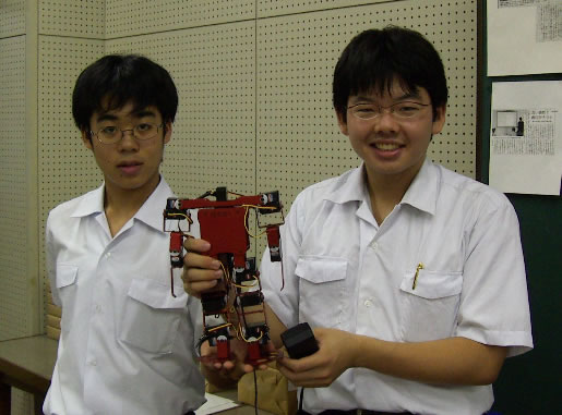 完成したロボットを持つ生徒